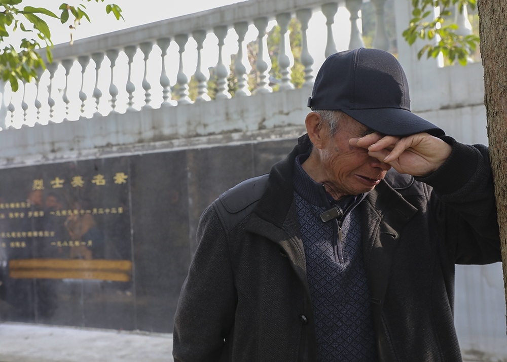 1、3月30日，重庆市武隆区乌江畔的白马烈士陵园里，从河北邯郸远道而来的76岁的刘金堂有生以来，第一次如此近距离与父亲“相见”，忍不住泪流满面。