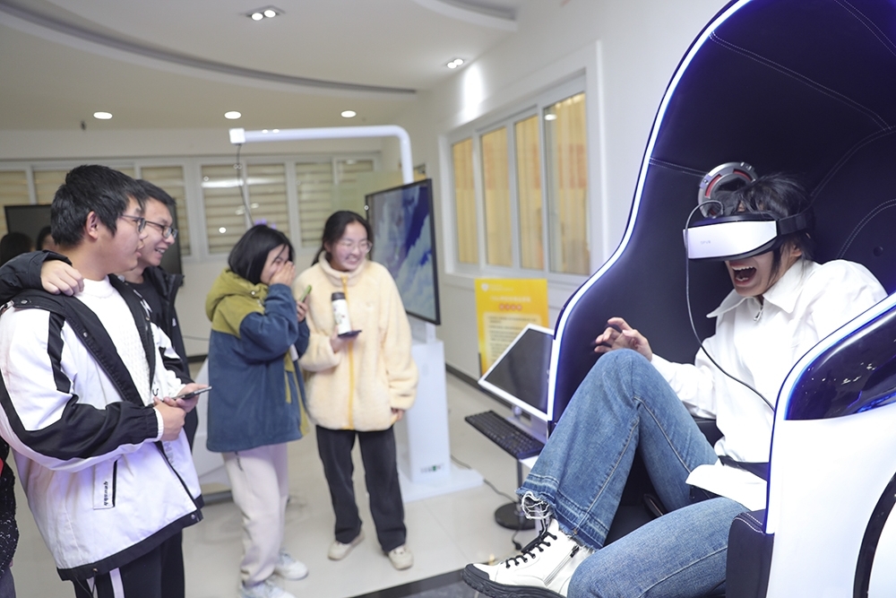 12、12月7日，2023年我市各学校将实现心理辅导室（心理咨询中心）全覆盖，而重庆师范大学里的心理中心。学生通过体验VR游戏宣泄情绪。
