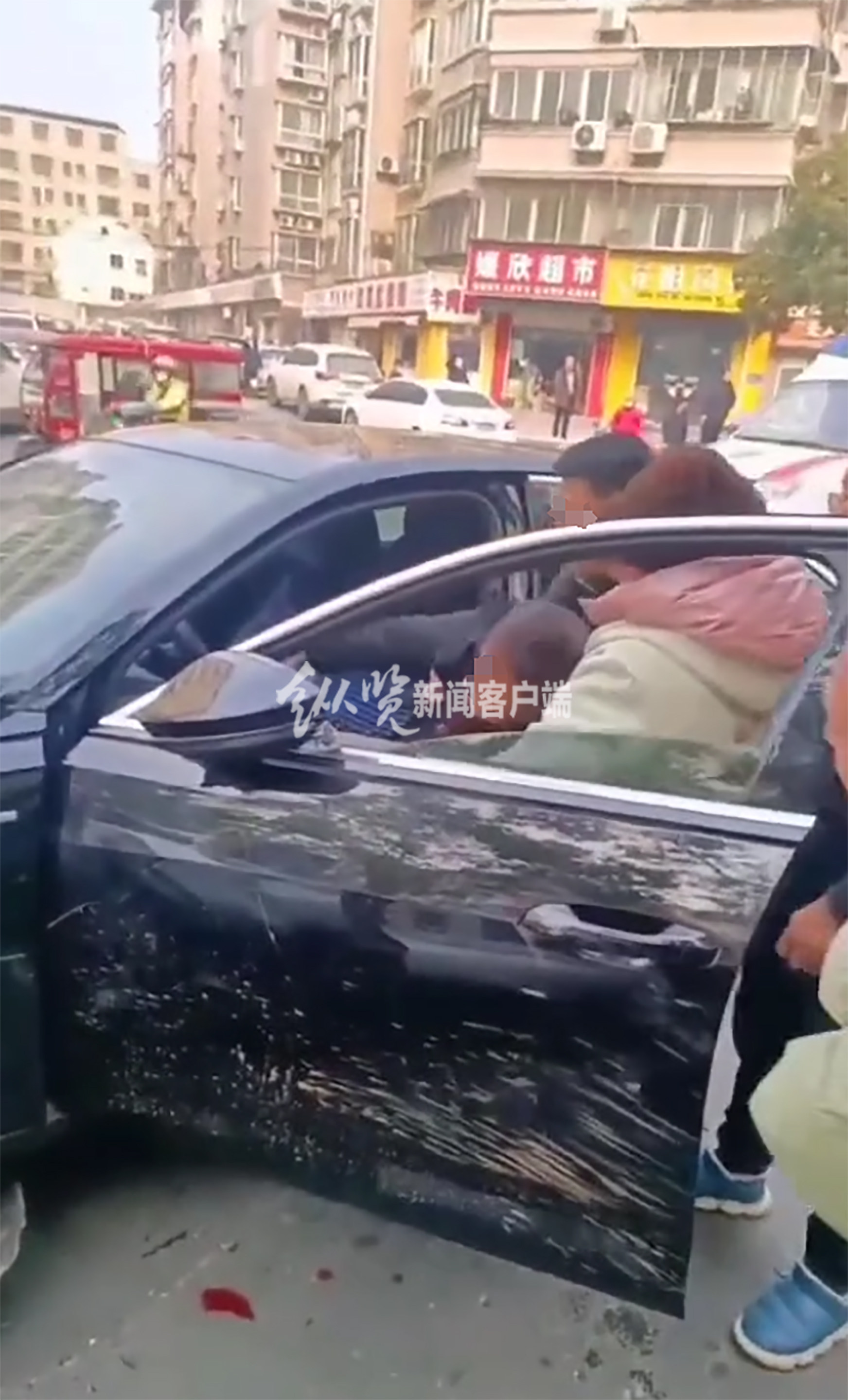湖北一奥迪车街头连撞多人，目击者称有多人受伤，交警：排除酒驾，未造成人员死亡2