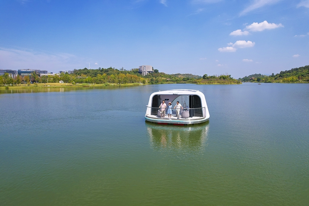 11、9月9日，重庆两江新区明月湖，重庆智能“黑科技”再上新，市民体验无人驾驶船。