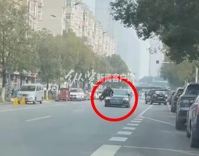 湖北一奥迪车街头连撞多人，目击者称有多人受伤，交警：排除酒驾，未造成人员死亡1