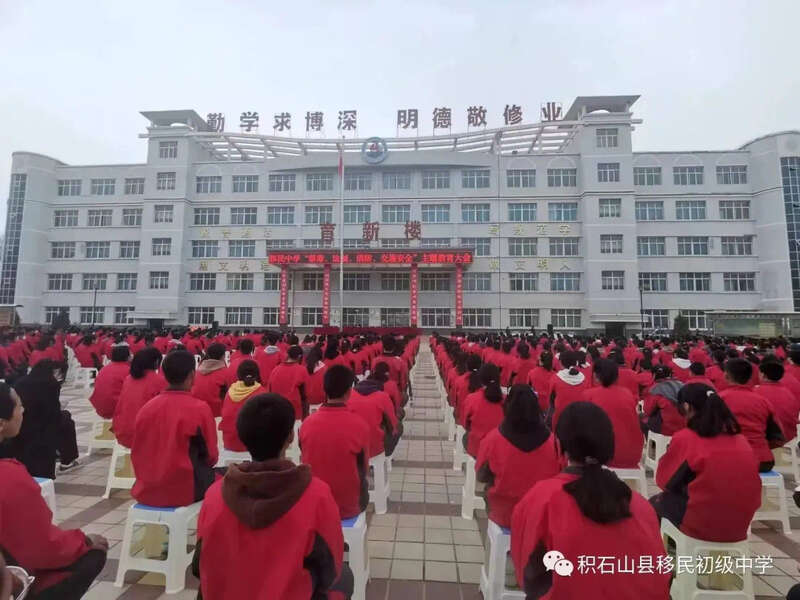 经历地震的积石山寄宿学校：女孩拍醒同学逃生，老师围成圈守护孩子1