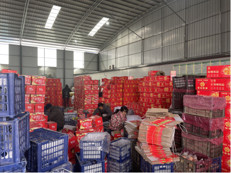 当地农户在自己家苹果卖完之后，为电商打包苹果挣钱。通讯员  刘浩 摄