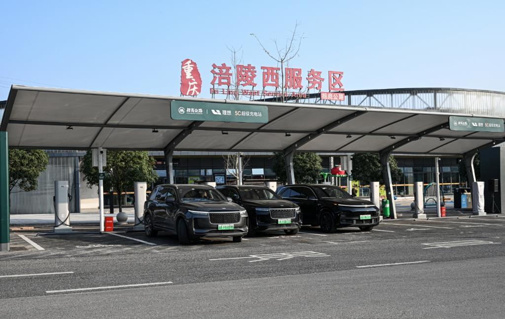 石渝高速涪陵西服务区新增一个超级充电站。受访者供图