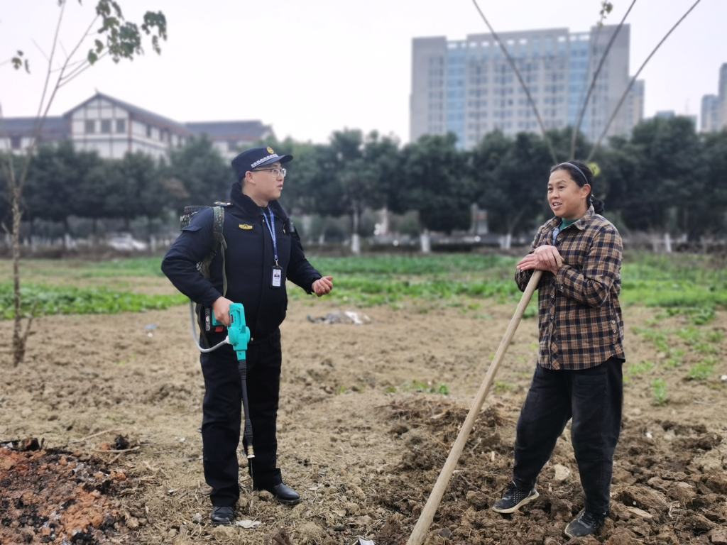 督察现场组在回访中向当地老百姓科普露天焚烧的危害。重庆市生态环境局供图