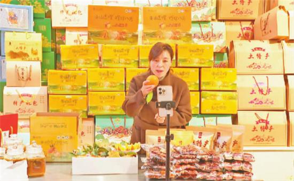 商家正在直播销售巫山恋橙。记者 曾露 肖乔 供图