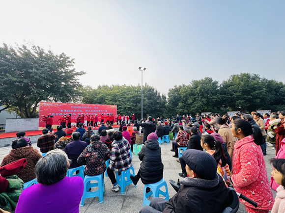 图一 五宝镇干坝村举行村集体经济组织分红活动。华龙网 姬一鸣 摄