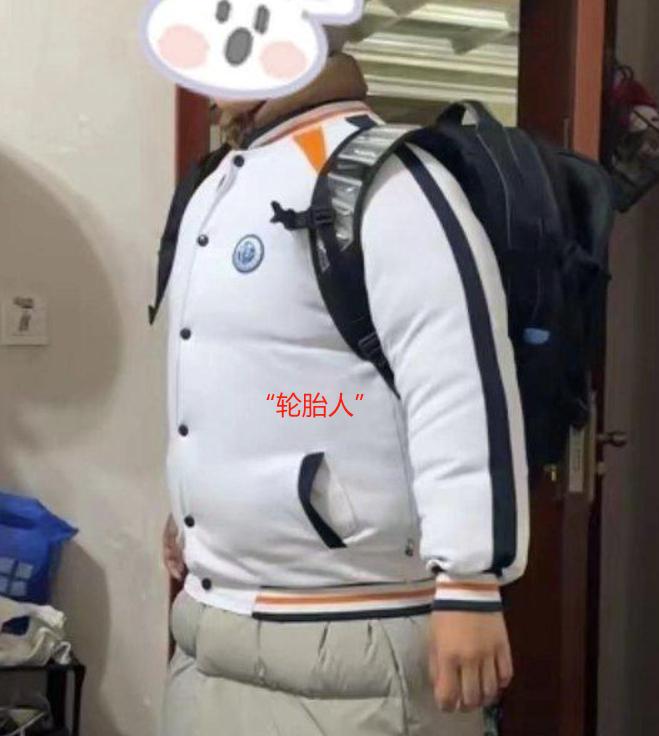 “穿校服变小面包” 多地明确低温天不强制学生穿校服2