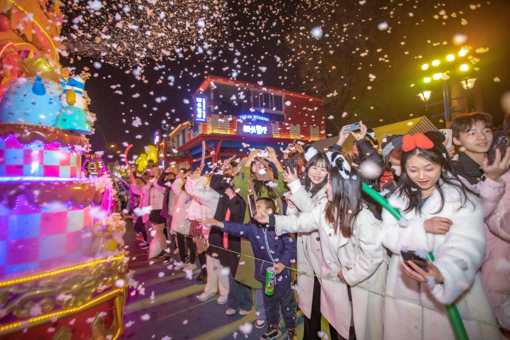 欢乐谷推出飘雪玩法。  重庆欢乐谷景区供图