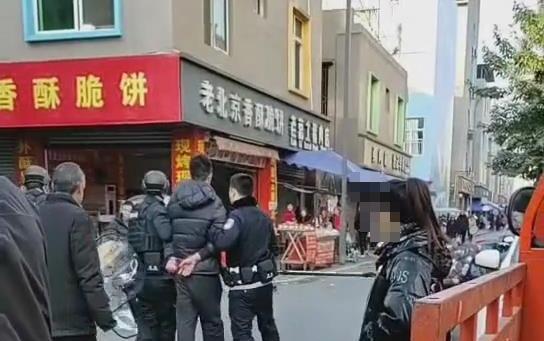 成都发生一起持刀砍人事件，目击者称多人受伤，警方：行凶男子被控制，伤者已送医2