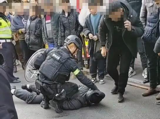 成都发生一起持刀砍人事件，目击者称多人受伤，警方：行凶男子被控制，伤者已送医1