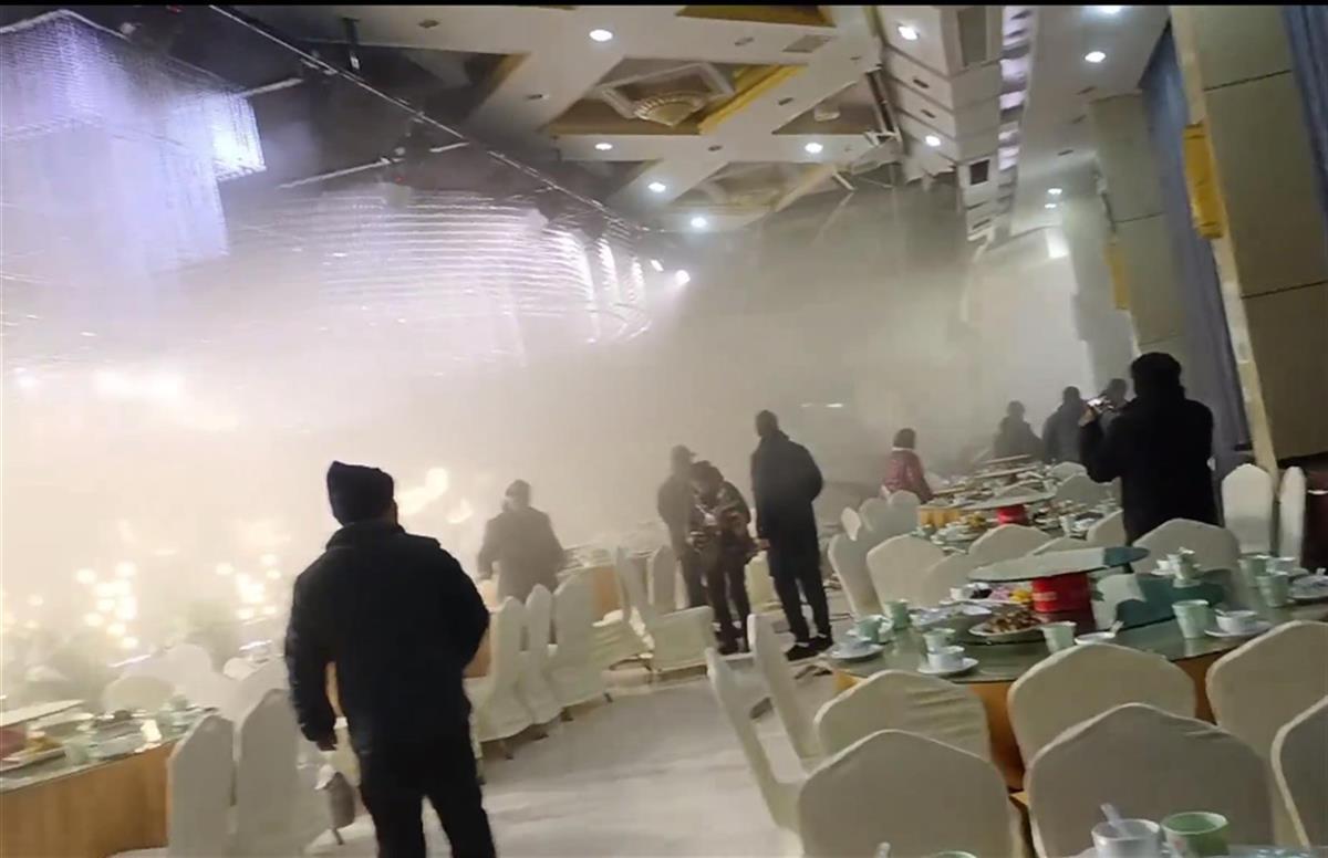河南三门峡一酒店发生吊顶坍塌事故，其中一家医院收治8名伤者2