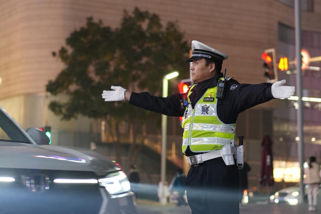民警正在指挥交通。资料图