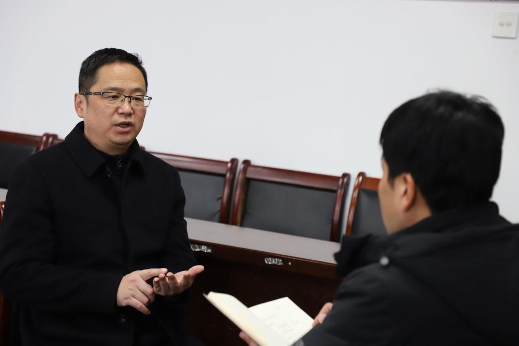 巫山县委常委、宣传部部长黄勇接受华龙网记者专访。巫山县委宣传部供图