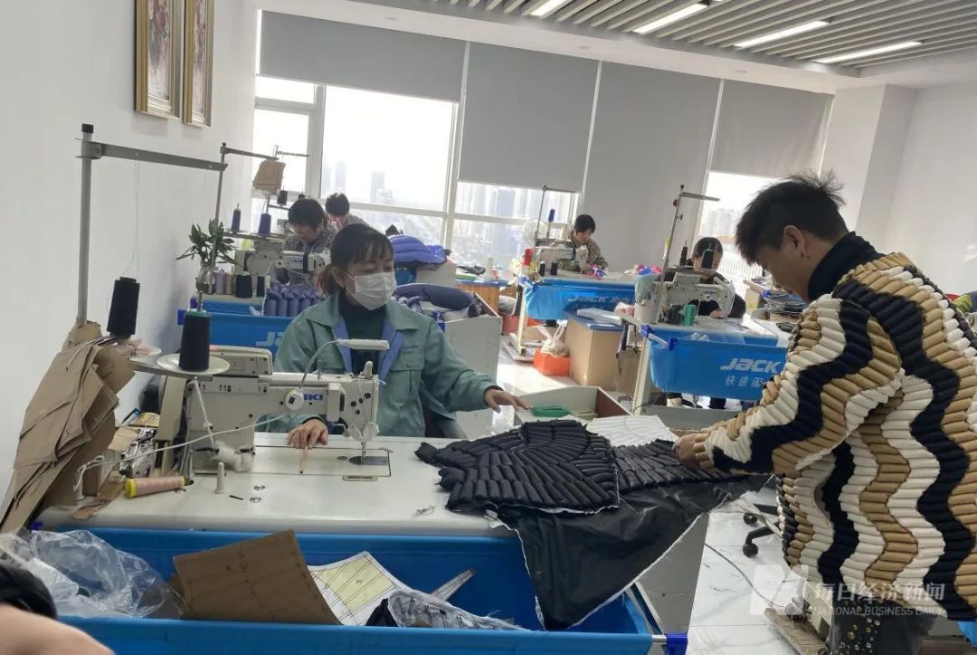 批发价600元的羽绒服，线下卖到1500元以上才能赚钱！有品牌均价过万，负责人：最大的成本在于制作工艺9
