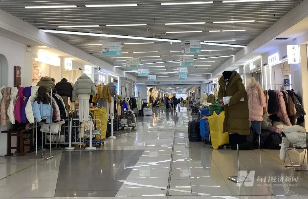 批发价600元的羽绒服，线下卖到1500元以上才能赚钱！有品牌均价过万，负责人：最大的成本在于制作工艺10