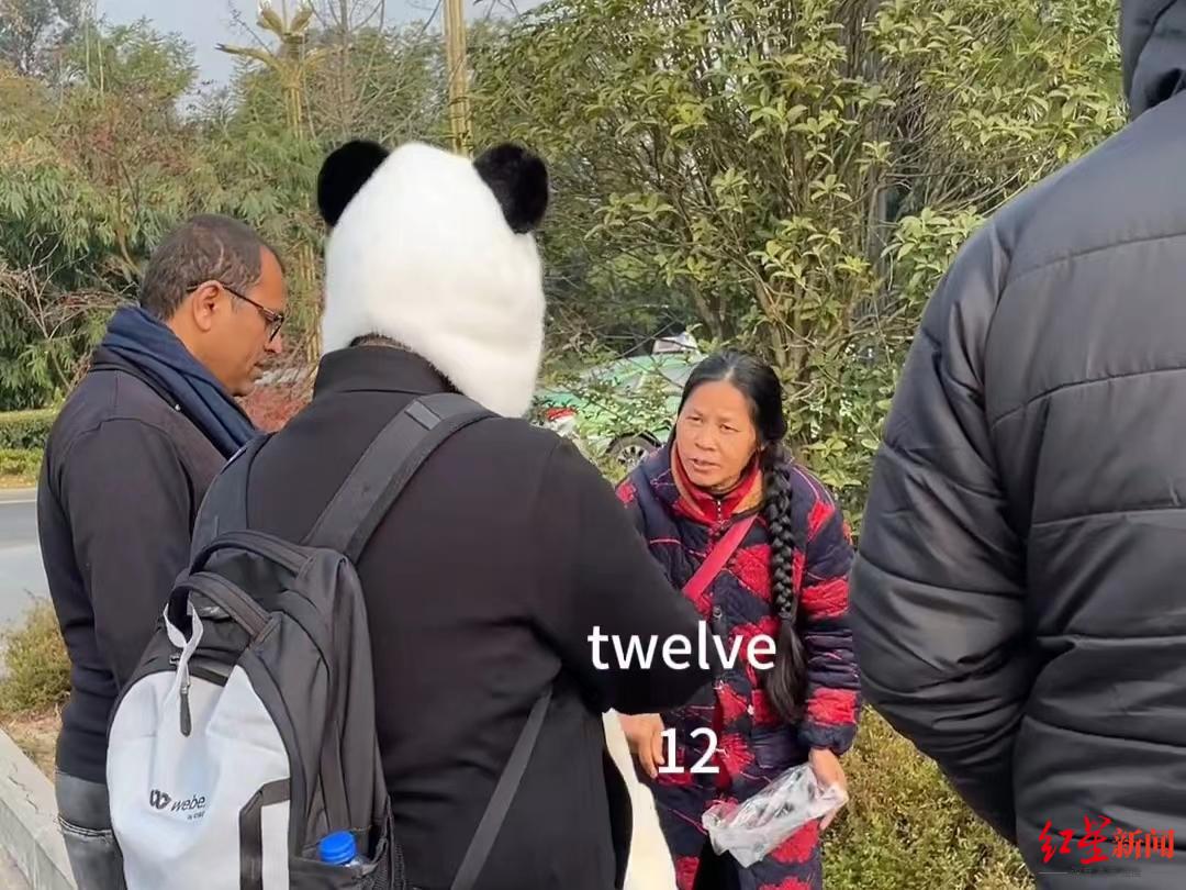 成都嬢嬢说英语卖水果火了：词典、路标都是“老师”，自称有公司找上门签约2