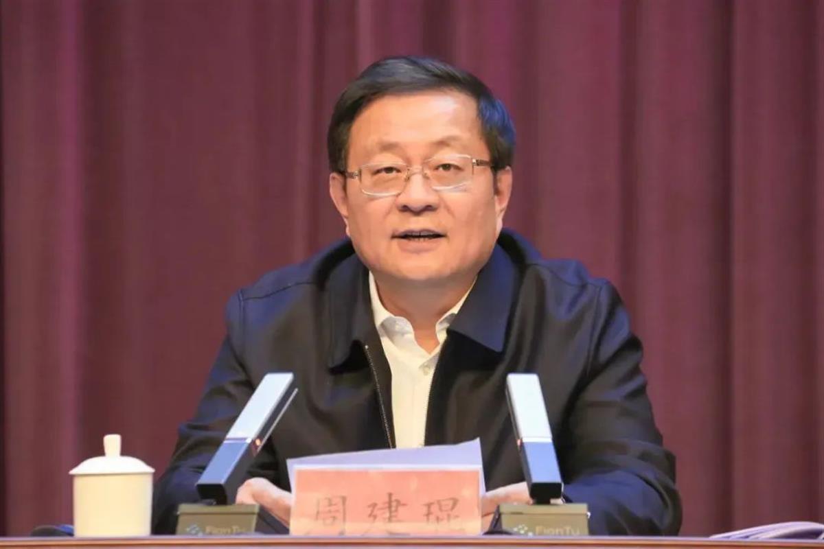 这​只“老虎”一天打卡10多个点，握手拍照作秀式调研，支持他人写书宣扬其“功绩”
