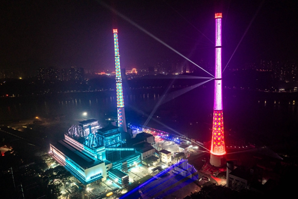 12月26日，重庆美术公园双子烟囱灯光调试。郑宇 摄