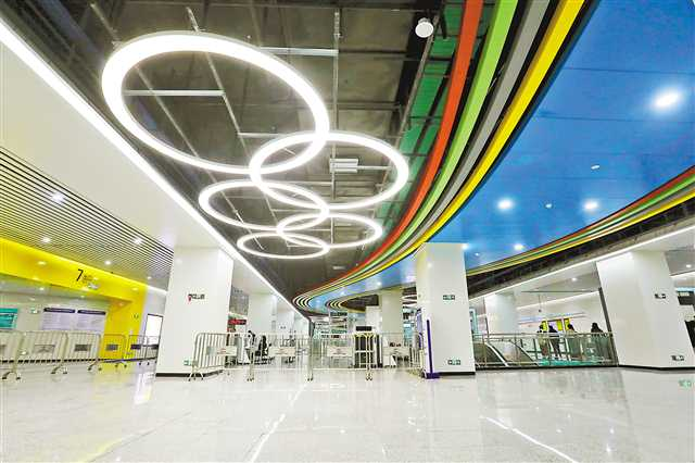 The photo taken on December 25 shows that the ornament of Olympic rings in the station hall of Olympic Center Station is eye-catching. (Photographed by Luo Bin / Visual Chongqing)