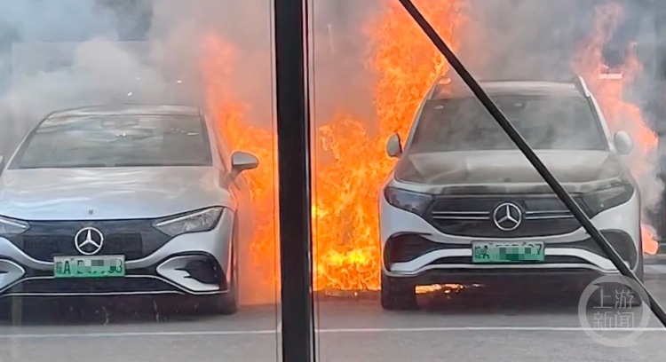 奔驰4S店门口两新能源车起火,客服:店方将检测,厂家提供技术支持1