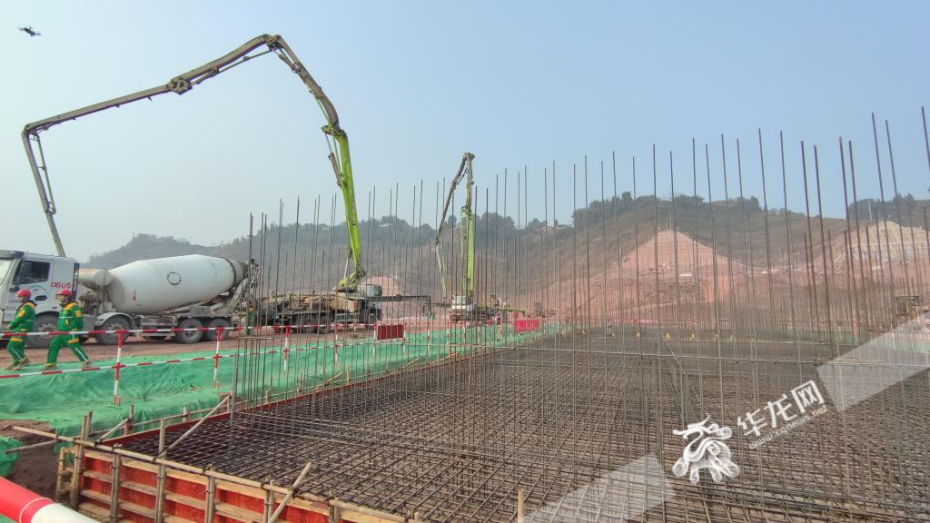 混凝土泵车正在浇筑混凝土。华龙网 梁浩楠 摄