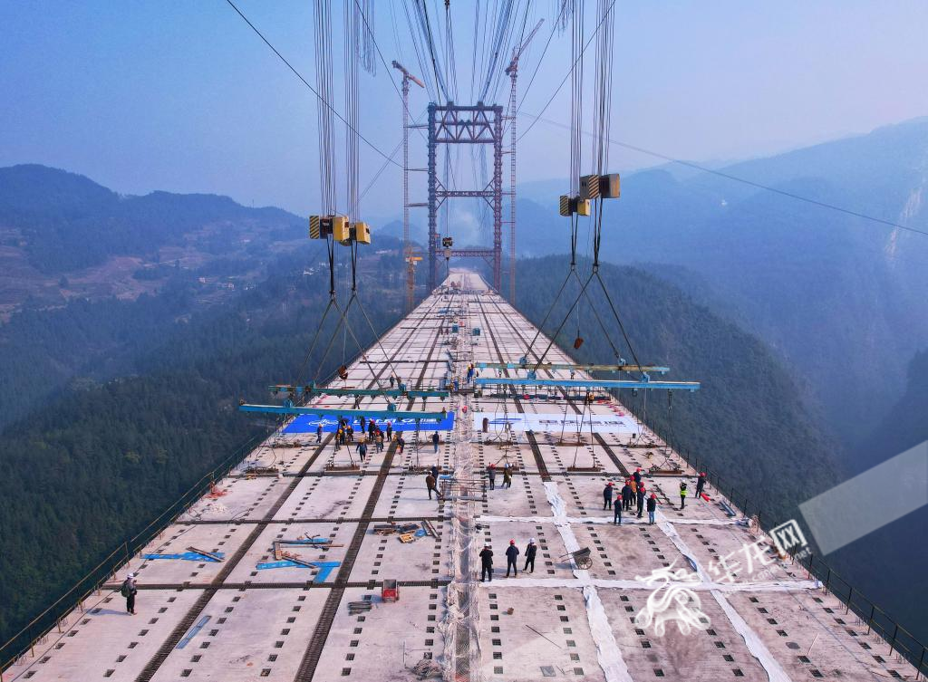 03，双堡特大桥还是独立吊塔的缆索吊跨径世界第一、同等结构的缆索吊吊重世界第一。华龙网记者 张质 摄