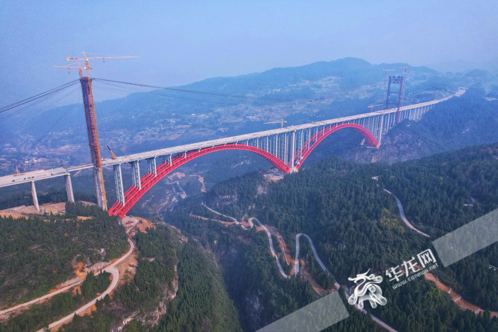 02，双堡特大桥在双联拱跨径上排世界第一。华龙网记者 张质 摄