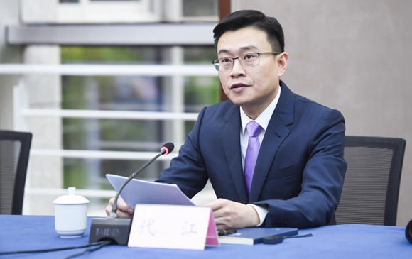 九龙坡区人民政府副区长代江在中国·重庆第二届国际光影艺术节上发言。