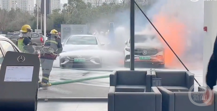 奔驰4S店门口两新能源车起火,客服:店方将检测,厂家提供技术支持2