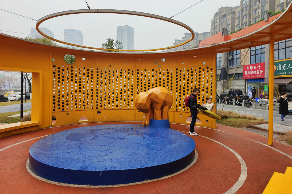 市民正在两江新区吉兴游园里休闲娱乐。华龙网记者 石涛 摄