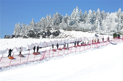 有序排队玩耍雪地项目。记者 杨丹 供图