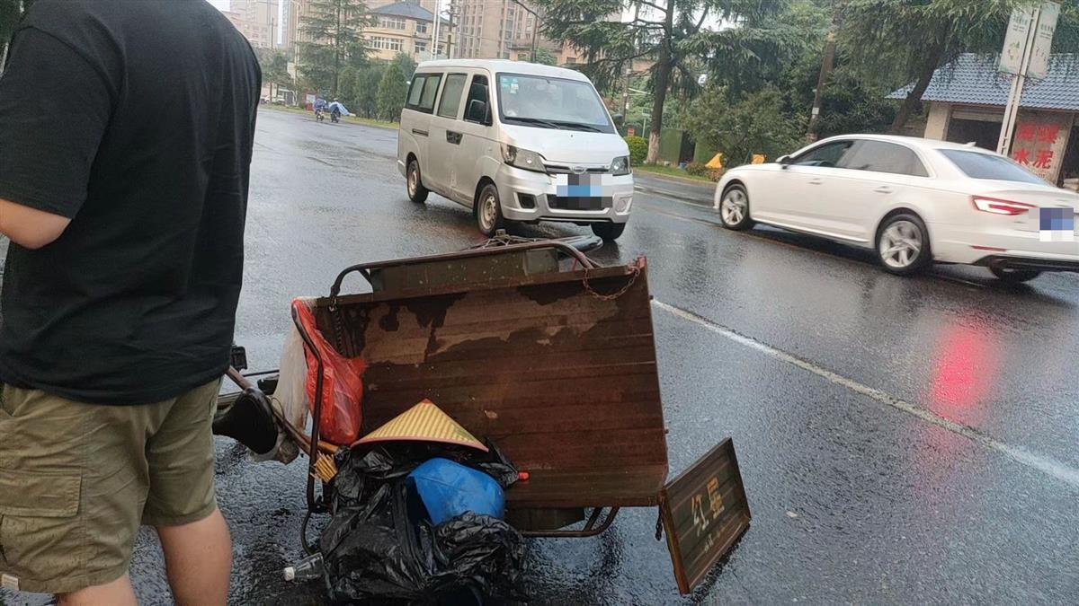 66岁环卫工骑三轮车上班遇车祸身亡，他靠种菜将三个子女培养成研究生2