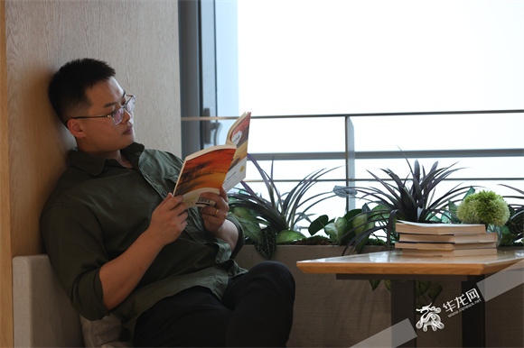 工作之余，看书是王郑旭的爱好。华龙网记者 王庆炼 摄