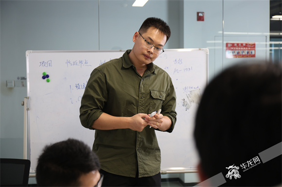 28岁的王郑旭已是传音最年轻的影像器件规划师。华龙网记者 王庆炼 摄
