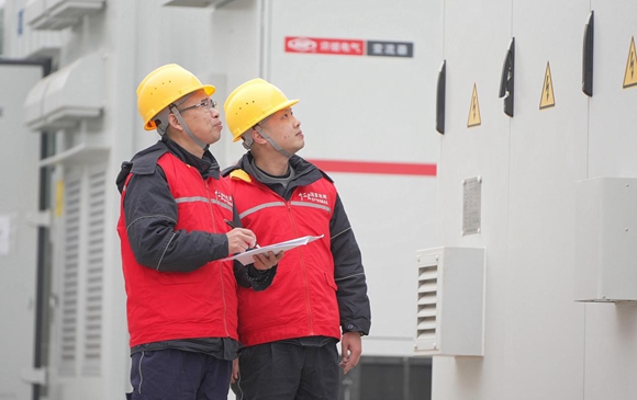 12月26日，国网重庆市电力公司员工正在巡检南川大燕储能电池仓1。（通讯员 吴莉 摄）
