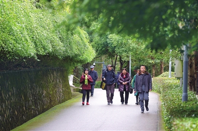 市民漫步在石马山公园。记者 熊伟 向成国 摄