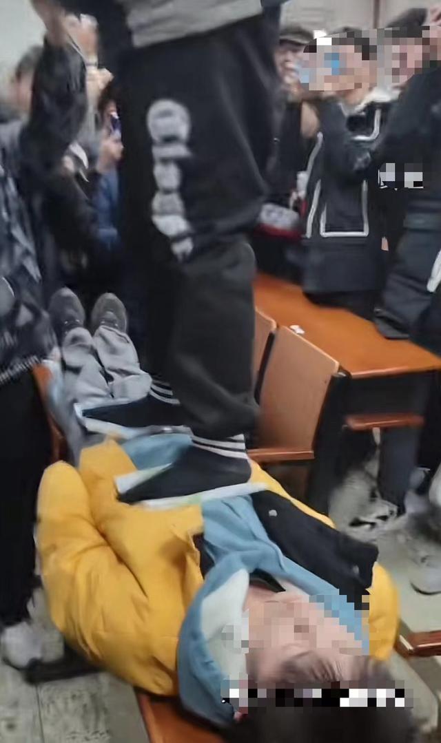 武汉一大学老师演示“催眠术”，学生身体完全僵硬，教务处：课程一直有开设2