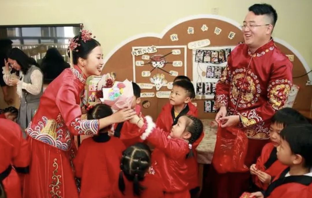 老师把婚礼办到了幼儿园里，网友：好有意义4