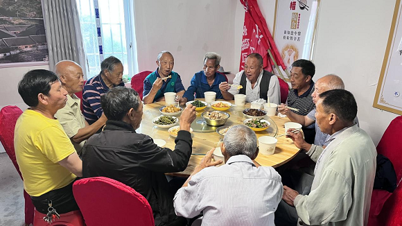 老年人在新丰书院用餐。丰都县委宣传部供图 华龙网发