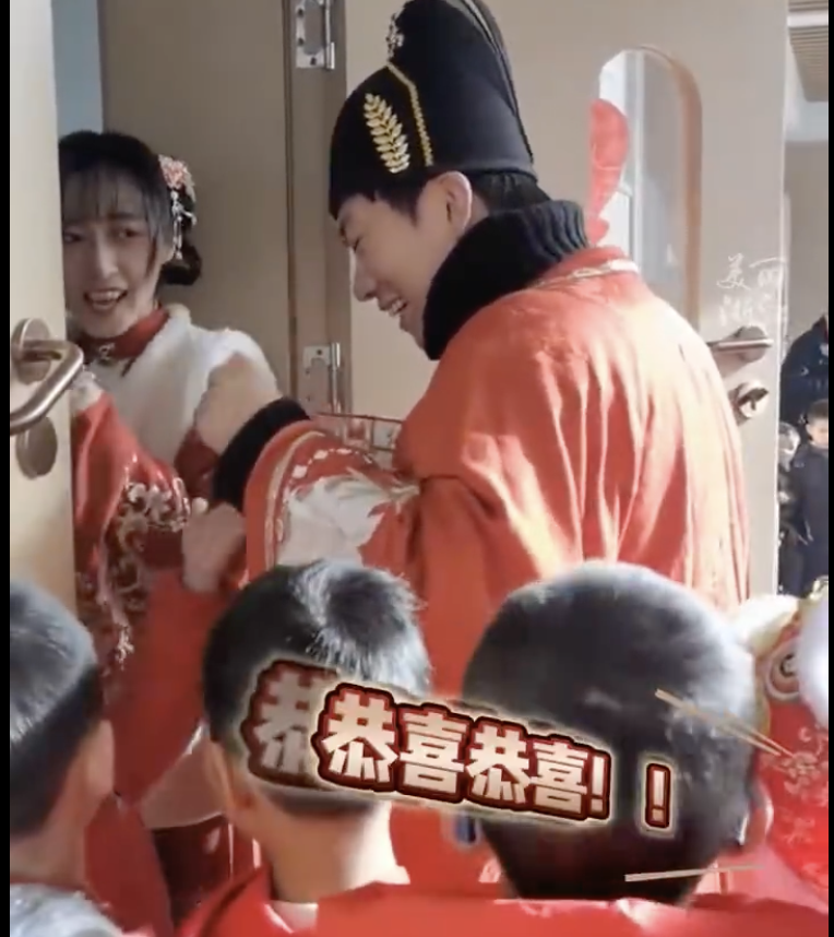 老师把婚礼办到了幼儿园里，网友：好有意义2