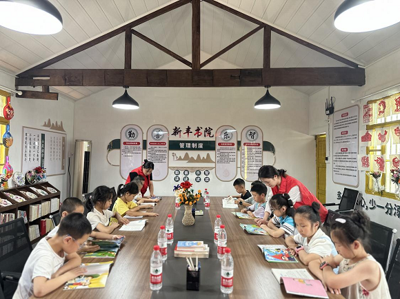 孩子们在新丰书院阅读。丰都县委宣传部供图 华龙网发