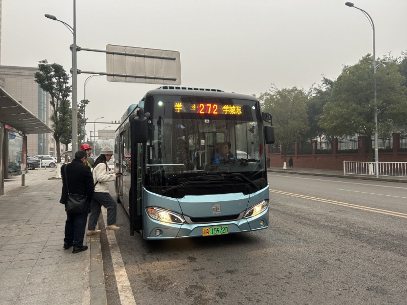 明年元旦起，公交272线开收班时间调整。重庆西部公交供图