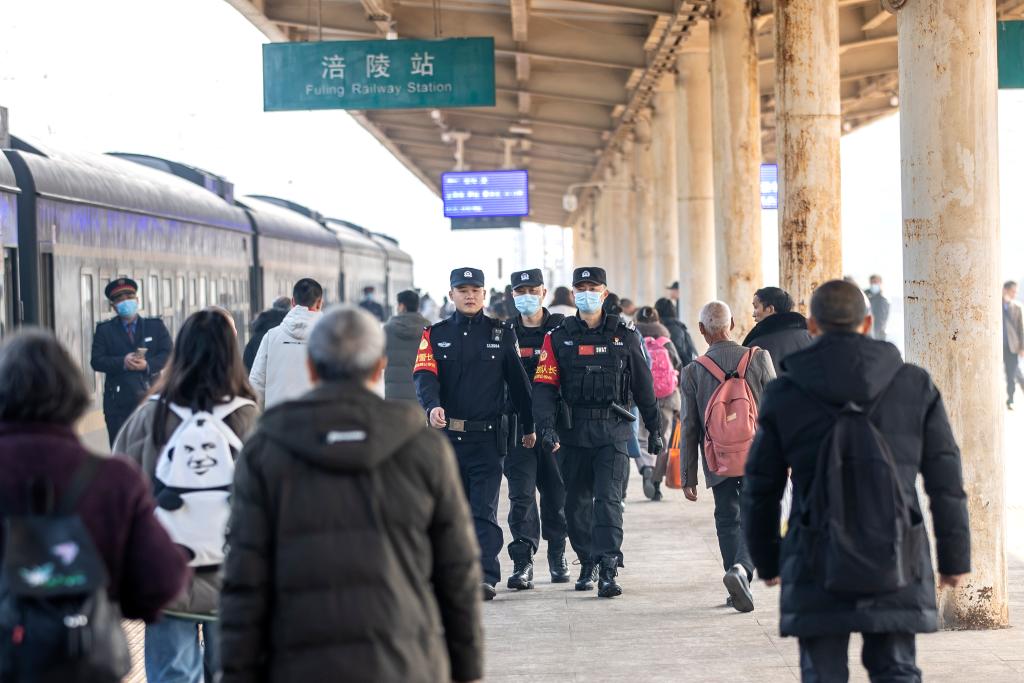 特警协同列车乘警在站台巡视。胡勇 摄