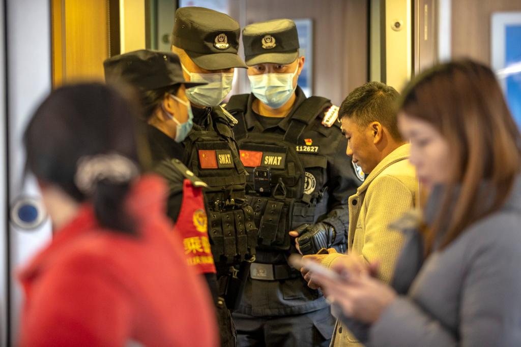 特警配合列车乘警开展旅客身份核验工作。胡勇 摄