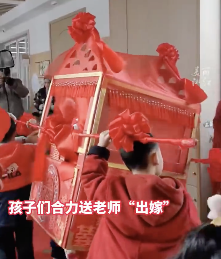 老师把婚礼办到了幼儿园里，网友：好有意义1