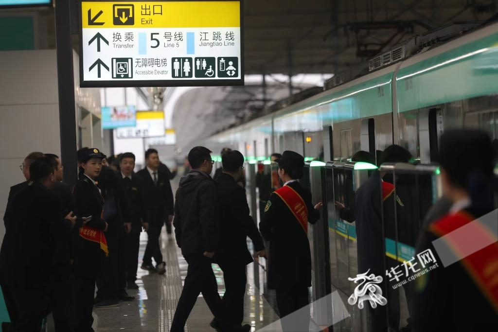 Passengers can transfer to CRT Line 5 at Tiaodeng Station.