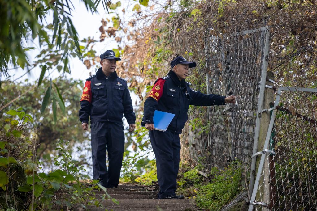 民警对辖区铁路开展隐患排查。胡勇 摄
