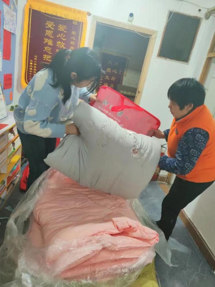 白血病患儿妈妈买被子发现7400元货款报警送回 店主义卖两车棉被帮筹近6万医疗费2