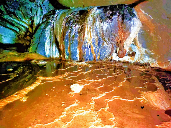 山洞里千姿百态的钟乳石宛如一条玄妙的艺术画廊。龙光进 摄